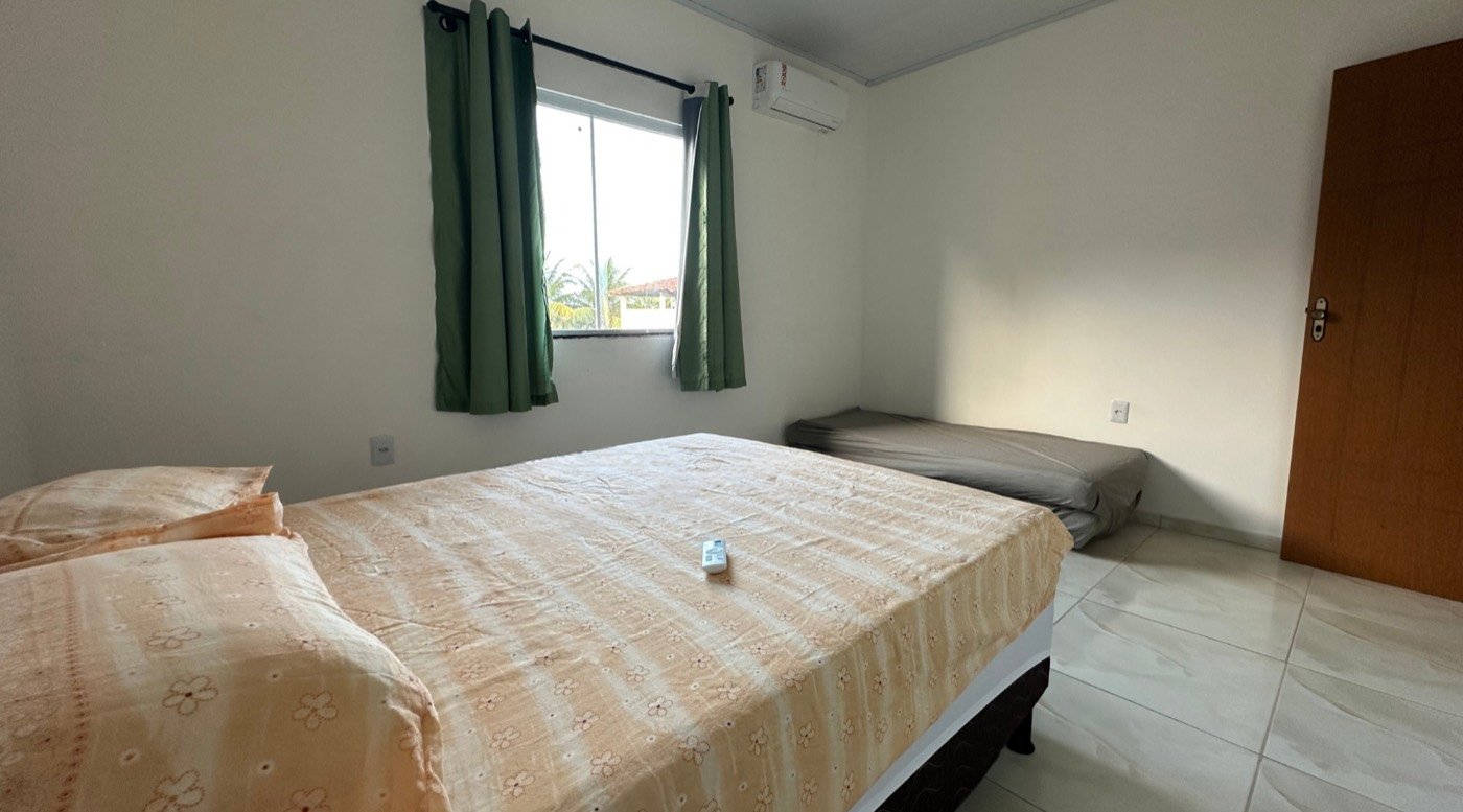 Quarto com cama de casal, cama de solteiro e ar-condicionado