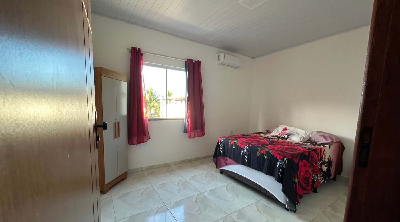 Quarto de casal com ar-condicionado e guarda-roupa na Kitnet Noeli, Olivença